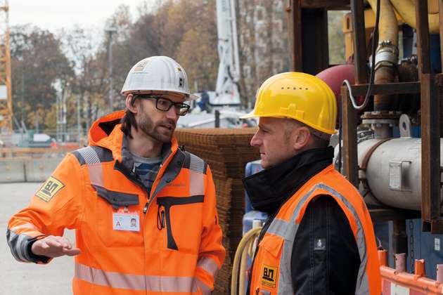 Tunnelarbeiten sind in alten Flussbetten immer eine Herausforderung: Bauleiter Robert Schweizer (links) im Gespräch mit Peter Link von Aerzen Rental.