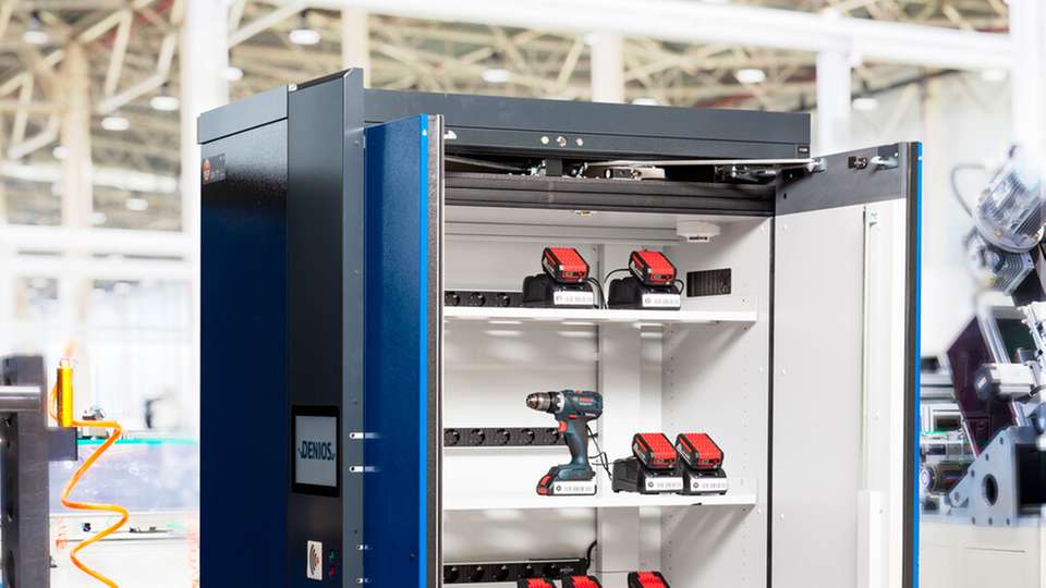 Ein Batterie-Ladeschrank von Denios – durch die Partnerschaft  werden die Produkte noch digitaler und intelligenter.