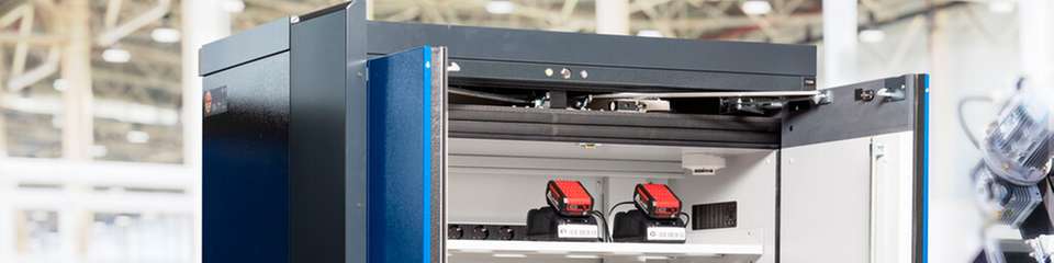 Ein Batterie-Ladeschrank von Denios – durch die Partnerschaft  werden die Produkte noch digitaler und intelligenter.
