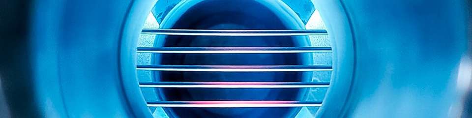 In einem Mikrowellenplasma wird CO2 in O2 und CO gespalten. Das O22 kann über eine Hohlfasermembran abgetrennt werden. Das CO kann dann mit grünem H2 zu werthaltigen Produkten umgesetzt werden.