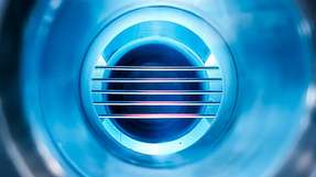 In einem Mikrowellenplasma wird CO2 in O2 und CO gespalten. Das O22 kann über eine Hohlfasermembran abgetrennt werden. Das CO kann dann mit grünem H2 zu werthaltigen Produkten umgesetzt werden.