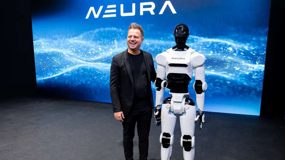 4NE1 kommt ohne Schutzkäfig aus und verfügt über eine kognitive Intelligenz, die es ihm ermöglicht, seine Umgebung eigenständig wahrzunehmen, Entscheidungen zu treffen und aus Erfahrungen zu lernen. 