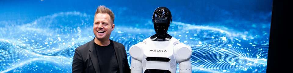 4NE1 kommt ohne Schutzkäfig aus und verfügt über eine kognitive Intelligenz, die es ihm ermöglicht, seine Umgebung eigenständig wahrzunehmen, Entscheidungen zu treffen und aus Erfahrungen zu lernen. 