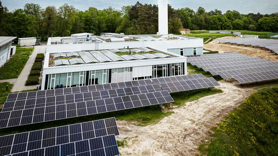 Windenergie- und PV-Anlage auf dem Campus des Fraunhofer ICT in Pfinztal.