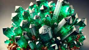 Das smaragdgrüne Mineral Atacamit zeigt unter hohen Magnetfeldern einen überraschend starken Abkühlungseffekt und liefert Hinweise auf sein Potenzial für zukünftige magnetische Kühltechnologien.