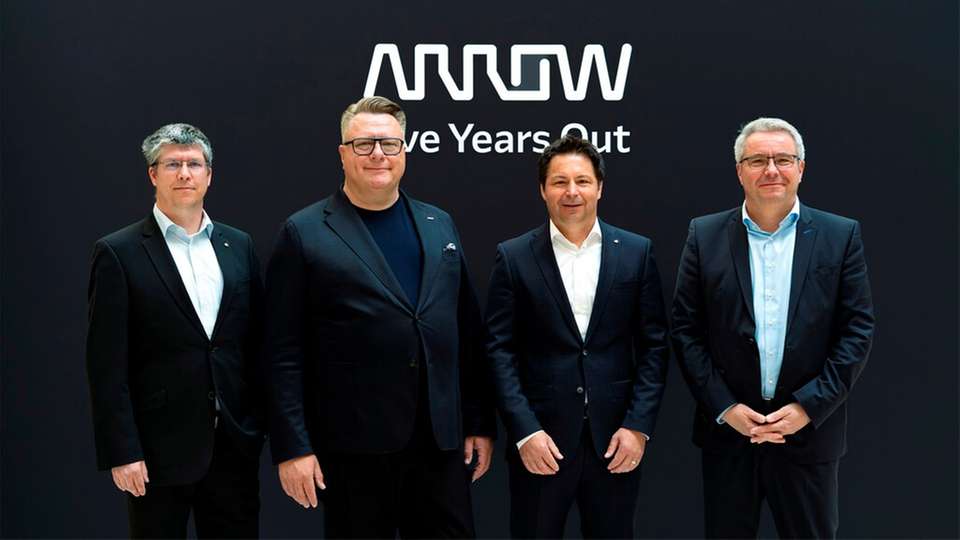 Arbeiten künftig zusammen (von links): Florian Brenner (Distribution Manager EMEA, TDK-Lambda Europe), Jörg Strughold (President Global Components EMEA, Arrow), Florian Seifriz (Distribution Director EMEA, TDK-Lambda Europe) und Volker Strauss (Global Supplier Business Manager IP&E, Arrow).