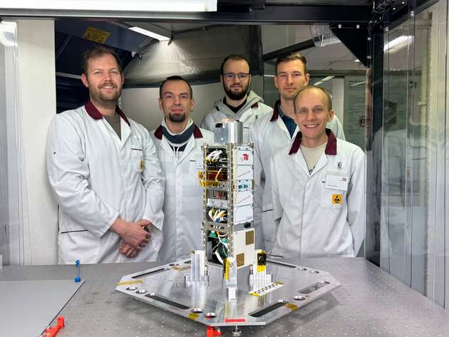 Das QUICK3-Flugmuster im Integrationslabor am Fachgebiet Raumfahrttechnik mit dem Entwicklungsteam der Technischen Universität Berlin.