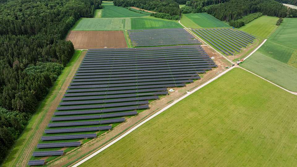 Der Agri-Photovoltaikpark in Veringenstadt verbindet Solarstromerzeugung mit effizienter landwirtschaftlicher Nutzung und setzt damit Maßstäbe für eine nachhaltige Flächennutzung der Zukunft.