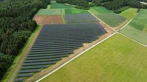 Der Agri-Photovoltaikpark in Veringenstadt verbindet Solarstromerzeugung mit effizienter landwirtschaftlicher Nutzung und setzt damit Maßstäbe für eine nachhaltige Flächennutzung der Zukunft.