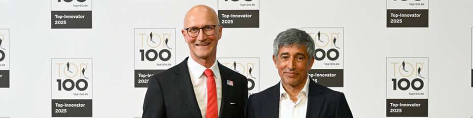 Ulrich Engenhardt, Chief Business Units Officer bei Rittal, nimmt den Preis als Top100 Innovator von Laudator Ranga Yogeshwar entgegen.