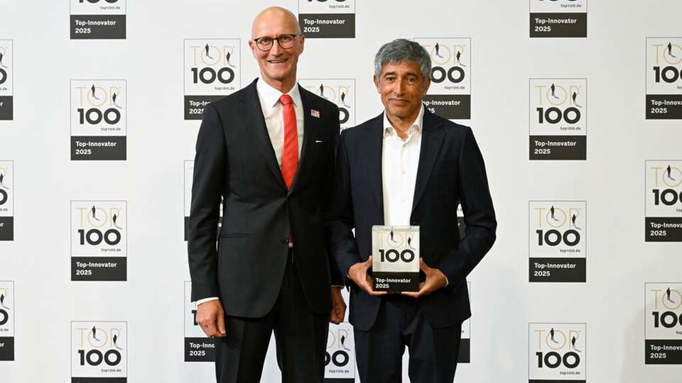 Ulrich Engenhardt, Chief Business Units Officer bei Rittal, nimmt den Preis als Top100 Innovator von Laudator Ranga Yogeshwar entgegen.