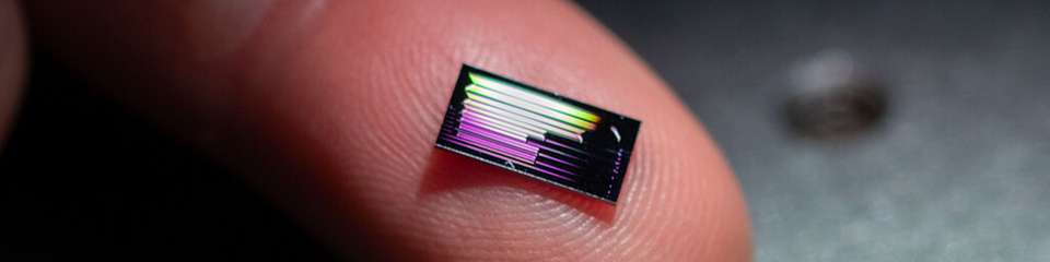 Entwickelt am Leibniz-IPHT in Jena und am INRS in Kanada: Der photonische Chip nutzt Zeit-Bin-Kodierung, um mehr Information pro Photon zu übertragen.