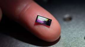 Entwickelt am Leibniz-IPHT in Jena und am INRS in Kanada: Der photonische Chip nutzt Zeit-Bin-Kodierung, um mehr Information pro Photon zu übertragen.