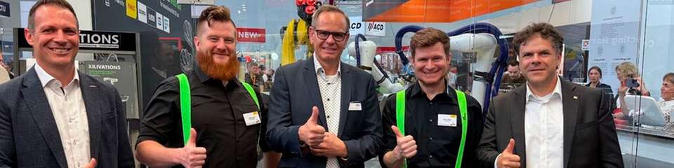 v.l.n.r.: Oliver Deifel (Bizerba), Jaron Kilian (Kilivations), Thomas Lichtenberger (Schmalz), Jonas Kilian (Kilivations) und Ralf Winkelmann (Fanuc) präsentieren die gemeinsame Partnerschaft zur Automatisierung der Lebensmittelbranche auf der automatica 2025. 