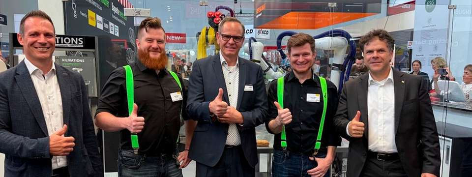 v.l.n.r.: Oliver Deifel (Bizerba), Jaron Kilian (Kilivations), Thomas Lichtenberger (Schmalz), Jonas Kilian (Kilivations) und Ralf Winkelmann (Fanuc) präsentieren die gemeinsame Partnerschaft zur Automatisierung der Lebensmittelbranche auf der automatica 2025. 