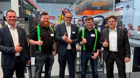 v.l.n.r.: Oliver Deifel (Bizerba), Jaron Kilian (Kilivations), Thomas Lichtenberger (Schmalz), Jonas Kilian (Kilivations) und Ralf Winkelmann (Fanuc) präsentieren die gemeinsame Partnerschaft zur Automatisierung der Lebensmittelbranche auf der automatica 2025. 