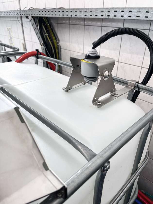 Messung von außen durch den Kunststoffbehälter hindurch: Die berührungslose Messung ermöglicht den Wechsel von IBC-Tanks ohne Demontage des Sensors. 