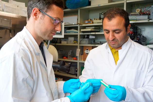 Jakob Offermann (links) und Dr. Mozaffar Abdollahifar (rechts) mit einer Lithium-Ionen-Batterie.