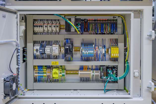 Kompakter Schaltschrank in der Maschine mit LOCC-Boxen (Mitte, rechts).