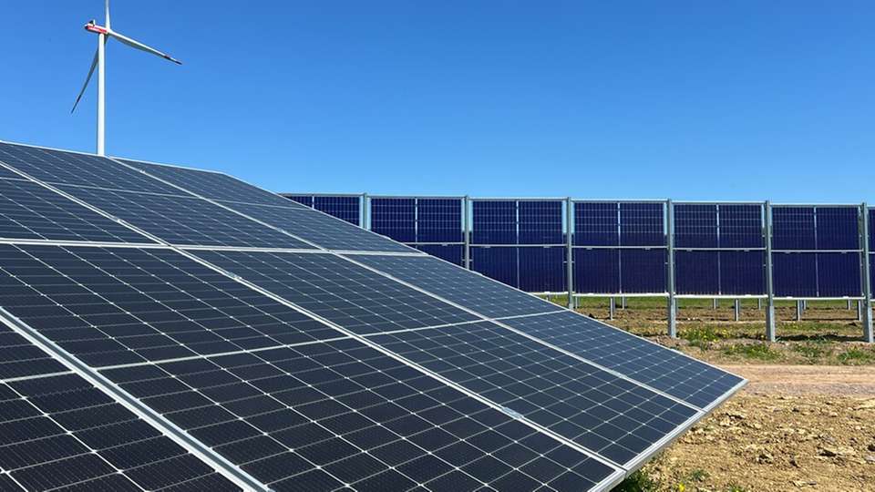 Der Clou der hybriden PV-Freiflächenanlage Merchingen/Brotdorf ist die intelligente Kombination von konventionellen, in klassischer Südausrichtung geneigten Modulen mit senkrecht aufgestellten, sogenannten Agri-PV-Modulen in Ost-West-Ausrichtung.