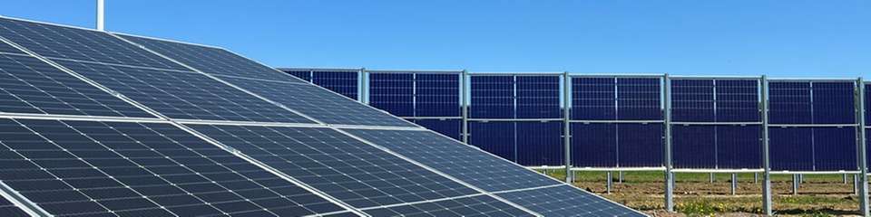 Der Clou der hybriden PV-Freiflächenanlage Merchingen/Brotdorf ist die intelligente Kombination von konventionellen, in klassischer Südausrichtung geneigten Modulen mit senkrecht aufgestellten, sogenannten Agri-PV-Modulen in Ost-West-Ausrichtung.