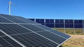 Der Clou der hybriden PV-Freiflächenanlage Merchingen/Brotdorf ist die intelligente Kombination von konventionellen, in klassischer Südausrichtung geneigten Modulen mit senkrecht aufgestellten, sogenannten Agri-PV-Modulen in Ost-West-Ausrichtung.