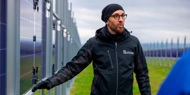 Projektleiter der SWM Pascal Malburg: „Die „alte“ Weidefläche unterhalb der Süd-PV wird auch künftig beweidet und die „alte“ Ackerfläche wird auch künftig als Acker genutzt werden. Bei uns ist die ursprüngliche landwirtschaftliche Nutzung der Flächen nur minimal eingeschränkt.“
