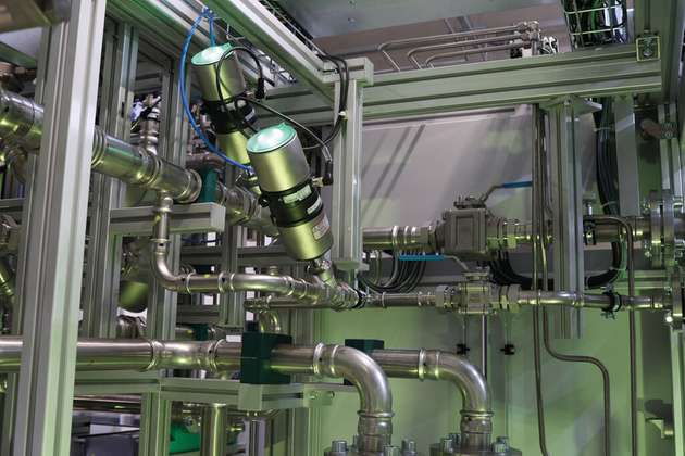 Die Prozessregelventile mit Element-Steuerkopf im Prüfstand kommunizieren mit der übergeordneten Steuerung über klassische Analogsignale. 