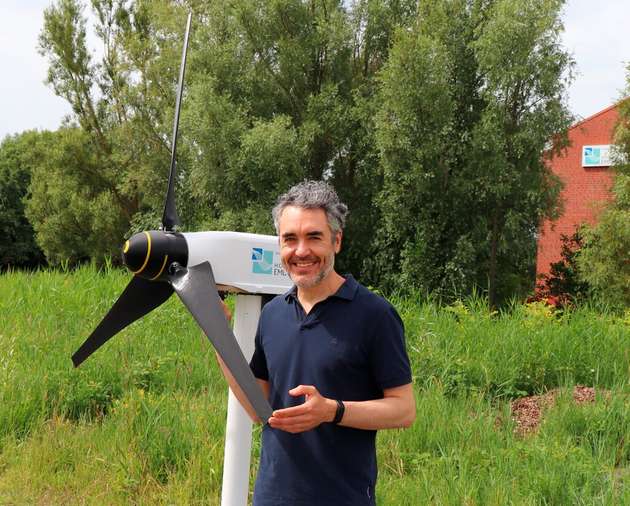 Prof. Dr. Iván Herráez mit dem Modell einer Kleinwindkraftanlage. Auf dem Gelände der Hochschule soll im Projekt „Wind & Regio“ eine echte Anlage realisiert und mit modernster Technik ausgestattet werden.