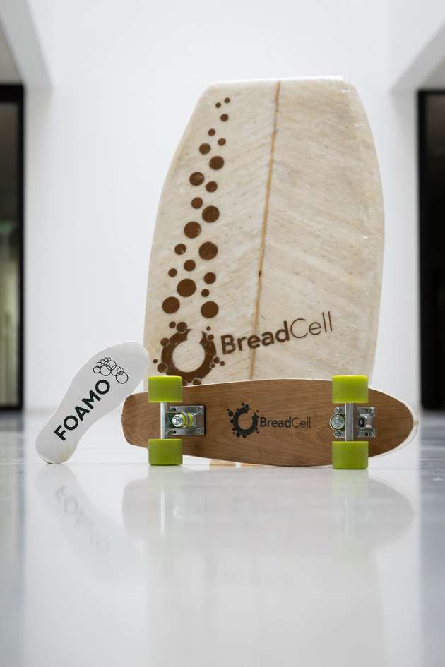 Schuhsohlen, ein Bodyboard und ein Skateboard, gefertigt mit dem neuen Schaumstoff.