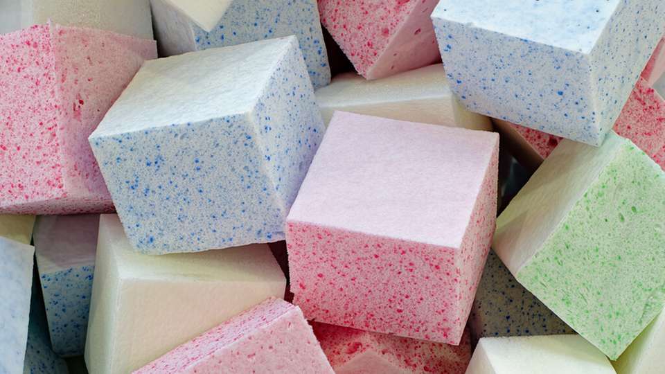 Ein Forscherteam hat bioabbaubaren Cellulose-Schaum entwickelt, der Erdöl ersetzt und sich für Bau, Mobilität und Sportgeräte eignet.