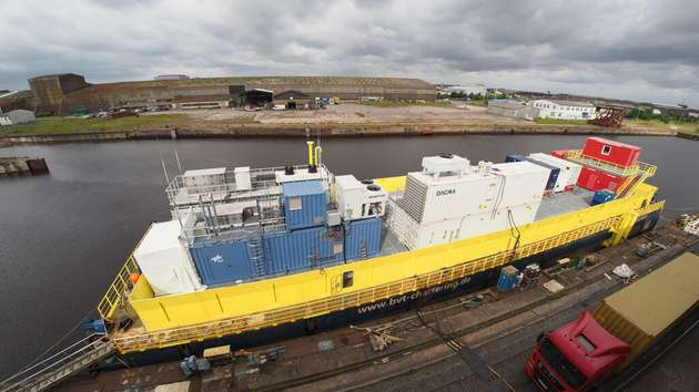 Schwimmende Plattform mit modularer Containeranlage zur Offshore-Produktion von synthetischen Kraftstoffen aus Windenergie, Meerwasser und Umgebungsluft. 
