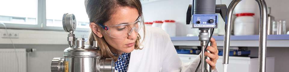 Herstellung von PCM-Emulsionen im Labor: Forscher des Fraunhofer ISE verwenden dafür einen Mix aus Paraffinen und Wasser oder Wasser-Glykol-Mischungen.