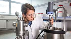 Herstellung von PCM-Emulsionen im Labor: Forscher des Fraunhofer ISE verwenden dafür einen Mix aus Paraffinen und Wasser oder Wasser-Glykol-Mischungen.