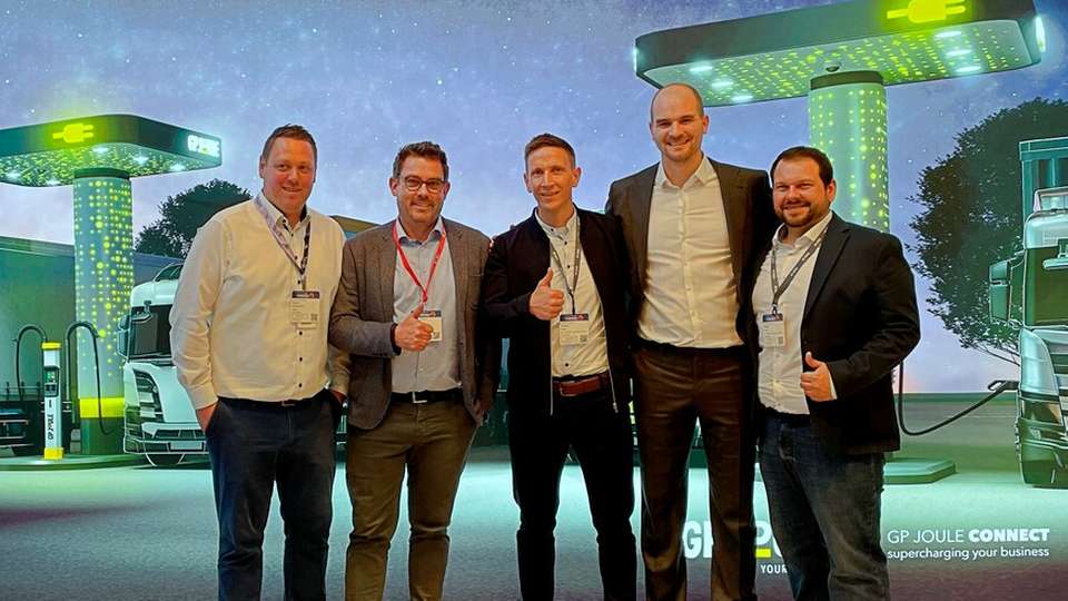 Arbeiten künftig bei der Elektrifizierung des Transportsektors zusammen (von links): Mario Wellmann (Head of Sales bei Spirii), Tim Görts (Director General Mobility DACH & CEE bei UTA Edenred), Torben Jöns (Prokurist GP Joule Connect) sowie Dr. Carl Phillip Tüllmann-de Lima und Phillip Elwin (beide GP Joule Connect).