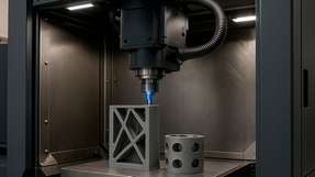 Am Kyocera-Standort Selb ermöglicht der keramische 3D-Druck mit SiSiC die Fertigung hochkomplexer, belastbarer Bauteile, von der Prototypenentwicklung bis zur Serienproduktion.