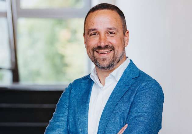 Ingo Berens ist Geschäftsführer und Mitgründer von WI Energy. Er verantwortet die digitale Transformation sowie die strategische Organisationsentwicklung des Unternehmens. WI Energy plant und betreibt Photovoltaikanlagen im Großmaßstab, entwickelt Speicherlösungen und beteiligt Kommunen und Bürger an Energiekonzepten.