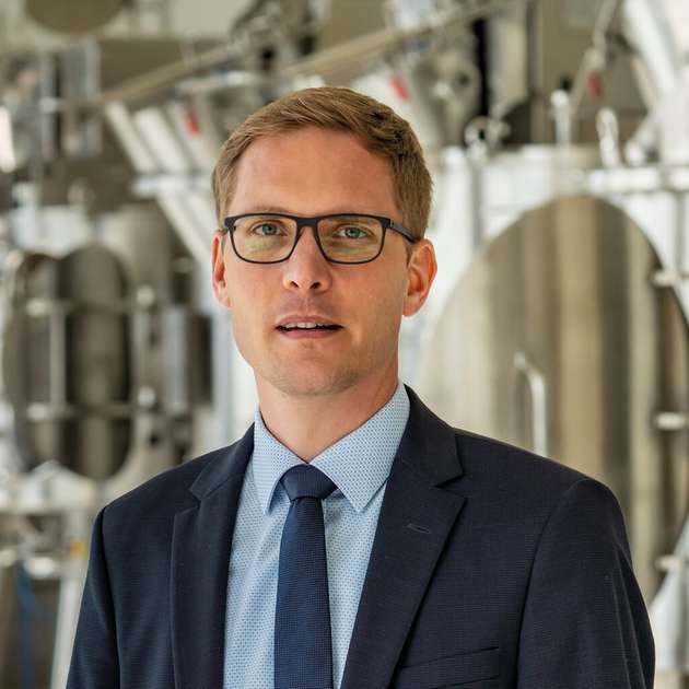 Johannes Strunz, Sales Engineer, Amixon: Ein wirkungsvoller Beitrag zur Reduktion von Energieverbrauch und Emissionen in der Schüttguttechnik: Der Gyraton-Silomischer von Amixon überzeugt durch Effizienz und Präzision. Sein langsam rotierendes Mischwerkzeug beschreibt eine kombinierte Kreis- und Präzessionsbewegung. Dadurch wird das Schüttgut dreidimensional vermischt – schonend und gleichzeitig hochwirksam. Die spezifische Leistungshöhe ist außergewöhnlich niedrig. Der Antriebsmotor benötigt lediglich zehn bis 15 Prozent der Leistung klassischer Präzisionsmischer.
Dennoch homogenisiert der Gyraton-Silomischer Chargen bis zu 70  m3 mit höchster Genauigkeit. Der Variationskoeffizient der Mischgüte liegt unter fünf Prozent – selbst bei Komponentenzusammensetzungen bis 1 zu 100. 000. Auch im Anlagenbau setzt der Gyraton-Silomischer Maßstäbe. Seine Bauhöhe ist rund zwei Drittel geringer als die eines konischen Großmischers. Der Aufwand für Fördertechnik und Befüllung sinkt um etwa zwei Drittel – sowohl energetisch als auch wirtschaftlich. Darüber hinaus lässt sich der Gyraton-Silomischer nahezu restlos entleeren.
Fazit: Der Gyraton-Silomischer ist ein Paradebeispiel für moderne, ressourcenschonende Verfahrenstechnik. Er senkt Betriebskosten, reduziert den CO2-Fußabdruck und steigert die Effizienz in der Schüttgutverarbeitung messbar.
Halle 10.0, Stand 414 (Powtech)