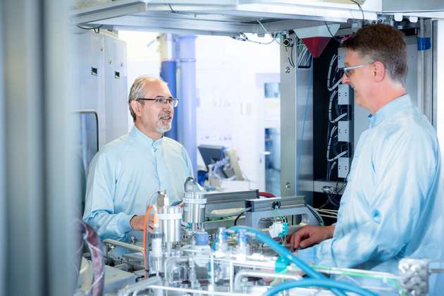 Dr. Dan Buca (links) und Andreas Tiedemann (rechts) an der CVD-Anlage von AIXTRON, mit der der Wafer beschichtet wurde.