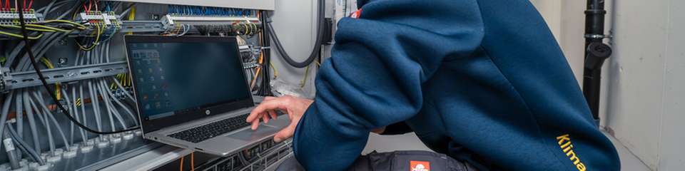 Ein Servicetechniker von Klima Kälte Kopp bei der Inbetriebnahme eines modernen Kühlanlagen-Systems: Über eine Software-Schnittstelle werden alle Funktionen der Anlage überwacht, parametriert und auf maximale Effizienz abgestimmt.