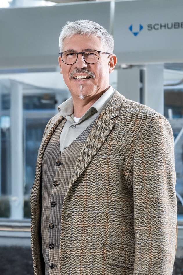 Michael Graf, Leiter Packaging Competence Center, Gerhard Schubert: Nachhaltige Verpackungslösungen sind kein Selbstzweck, sondern strategisch relevant. Unternehmen, die beispielsweise Mono- oder papierbasierte Folien nicht in ihren Verpackungsmix integrieren oder Fragen der Etikettierung und Codierung außen vor lassen, können den hohen Anforderungen der EU-Verpackungsverordnung nicht gerecht werden – und nehmen potenziell Imageschäden in Kauf. Auf der sicheren Seite stehen Hersteller, die sich für solche Lösungen entscheiden, sie zeitnah auf Maschinengängigkeit prüfen und ihre Prozesse anpassen, um weder Materialien noch Maschinen zu strapazieren. Diese Herausforderungen können sie mit Verpackungsmaschinenherstellern schultern. Schubert bietet mit seinem Packaging Competence Center die Anlaufstelle, um die Kreislaufwirtschaft praktisch und im Sinne der PPWR umzusetzen.
Halle 1, Stand 244