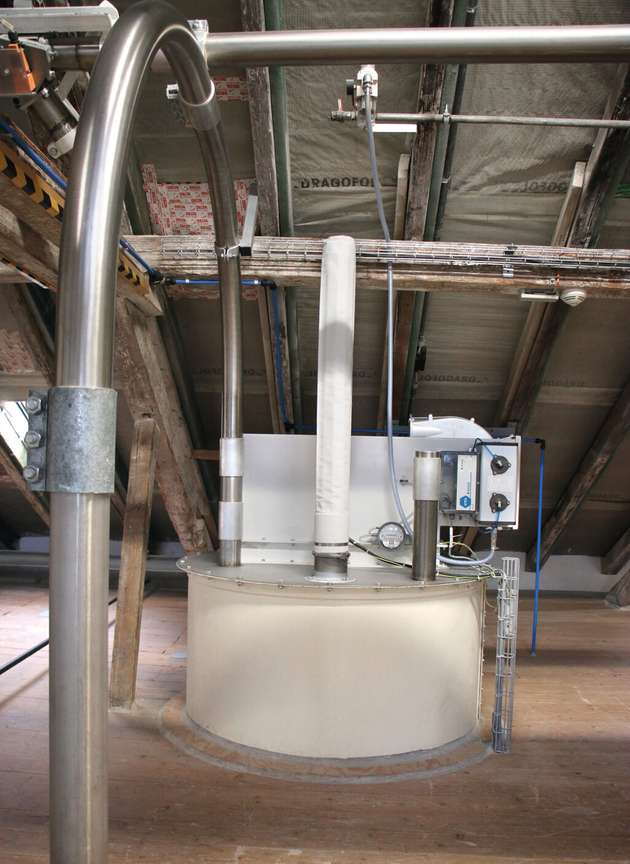 Über das silberne Rohr wird die Rohware mittels Förderluft aus dem Erdgeschoss bis in die fünfte Etage ins Vorsilo für die Vermahlung transportiert.