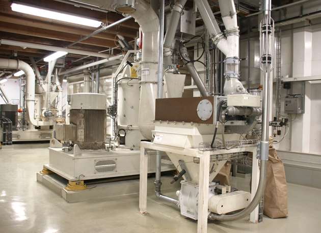 In der Mikronisierung werden die Produkte fein vermahlen. Beim Abtransport kommen Drehkolbengebläse von Aerzen zum Einsatz (silbernes Rohr).