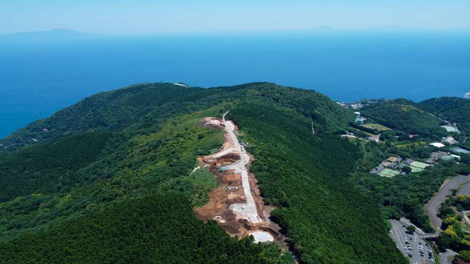 Der neue Windpark in Japan entsteht auf anspruchsvollem Gelände und wird ab Mai 2026 mit drei Turbinen insgesamt 7,48 MW saubere Energie erzeugen.