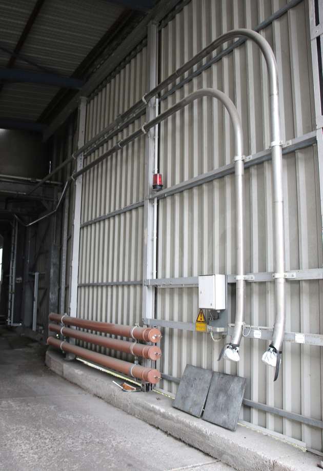 LKW-Entladestation: Über ein Rohr wird Luft in das Silofahrzeug geblasen, über das zweite Rohr erfolgt der Abtransport der angelieferten Ware in die Silos.