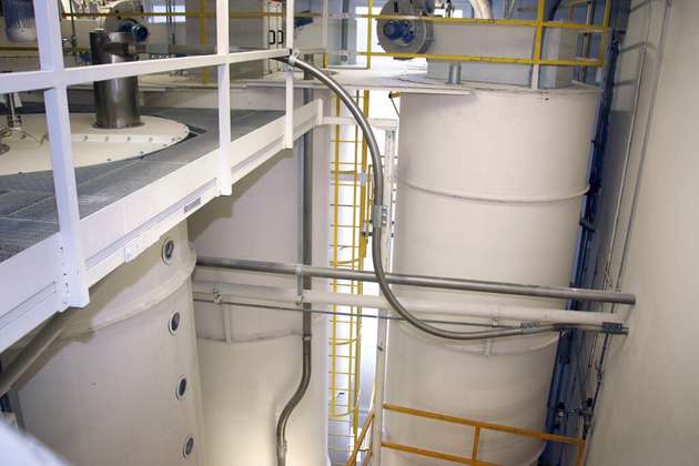 Über das gebogene silberne Rohr gelangt das Endprodukt in das Vorsilo zur Absackung.