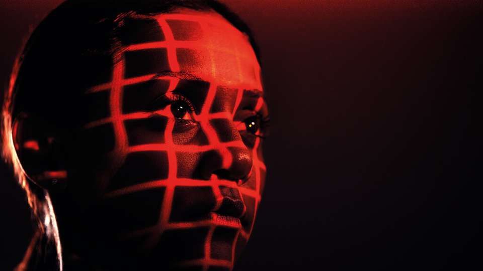 Hinter dem Begriff IIoT verbirgt sich ein komplexes Zusammenspiel verschiedener Technologien, die eine Brücke zwischen der realen Maschinenwelt (OT) und der digitalen IT-Welt schlagen. 