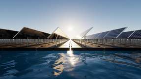 In manchen Regionen der Erde sind schwimmende Solaranlagen bereits weitverbreitet. Allmählich beginnt Europa nachzuziehen.