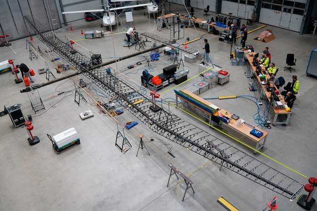 Eine besondere Herausforderung des „Ground Vibration Tests“ am Fluggerät „High Altitude Platform“ stellte war die sehr leichte und damit auch sehr flexible Bauweise dar. Die extreme Leichtbauweise, ermöglicht eine Spannweite von 27 m bei einem Gesamtgewicht von nur 138 kg. Die Tragflächen des Fluggeräts sind für die Tests noch nicht bespannt, so dass hier im Bild die tragenden Strukturen zu sehen sind.