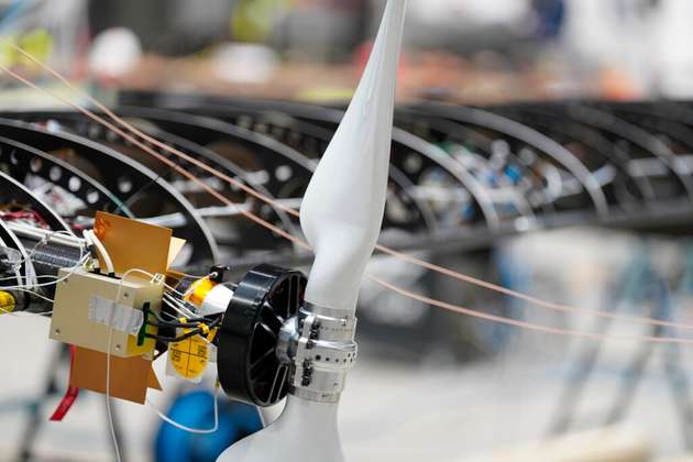 Während des Standschwingungsversuchs wurden zahlreiche Sensoren eingesetzt, um die dynamischen Eigenschaften der Plattform zu erfassen, unter anderem Beschleunigungssensoren an den Elektromotoren der Plattform.